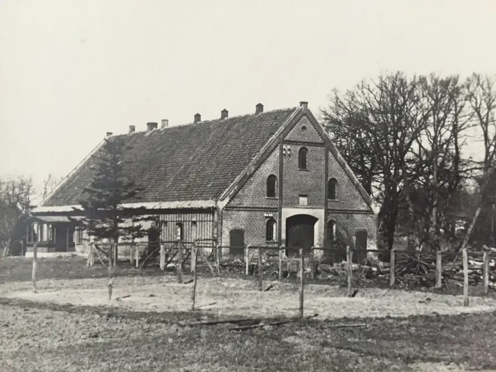 Altes Schwarz-Weiß-Foto eines Hallenhauses aus Backstein