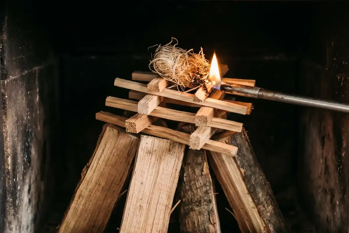 Blick in einen Ofen bei dem Holz von oben entzuendet wird